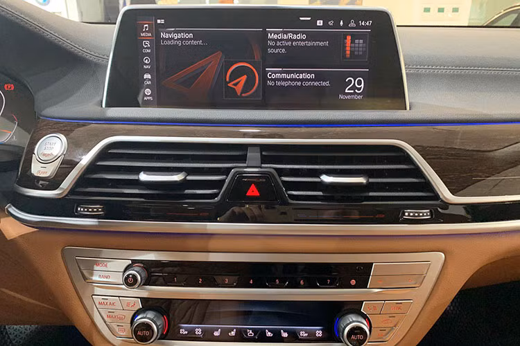 BMW 740Li 2020 mới nổi bật với hàng loạt chi tiết ốp gỗ bóng và bọc da cao cấp bên trong. Nổi bật ở khu vực bảng điều khiển là hệ thống BMW Live Cockpit Professional với bảng điều khiển kỹ thuật số 12,3inch, màn hình cảm ứng trung tâm 10,25inch, núm xoay điều khiển iDrive Touch và hệ điều hành BMW 7.0.