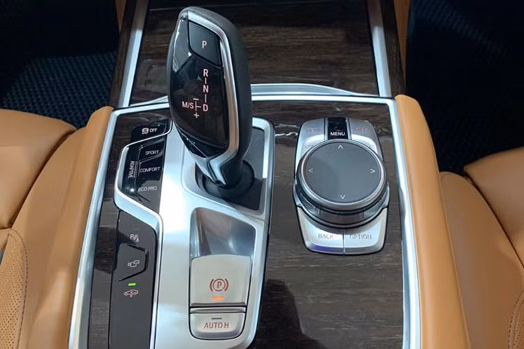 Trang bị an toàn của xe gồm bảy túi khí (phía trước, bên hông, rèm và đầu gối người lái) và gói Driving Assistant Professional, trong đó gói sau bao gồm kiểm soát hành trình chủ động với chức năng dừng và đi, cảnh báo va chạm và đi bộ với phanh thành phố, thông tin giới hạn tốc độ hay hệ thống ngăn chặn va chạm phía sau và cảnh báo giao thông chéo.