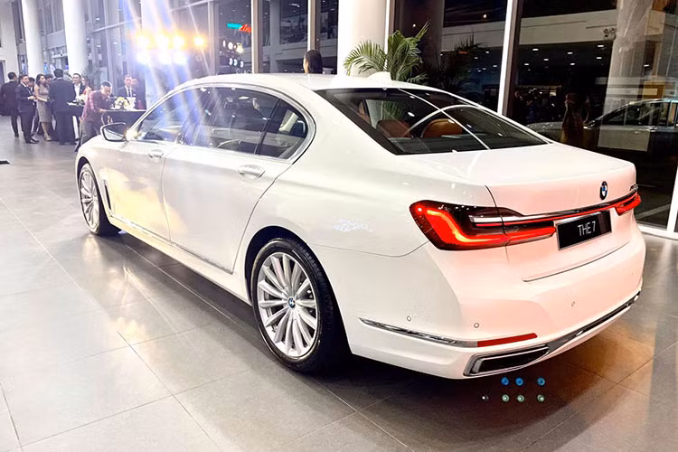 So với các thị trường khác trên thế giới, BMW 740Li 2020 bán tại Việt Nam chỉ có duy nhất một phiên bản lựa chọn là khối động cơ xăng I6, TwinPower Turbo dung tích 3.0 lít, sản sinh ra công suất 340 Hp tại 5.500 – 6.500 vòng/phút và mô-men xoắn cực đại 450 Nm tại dải vòng tua 1.500 – 5.200 vòng/phút. 