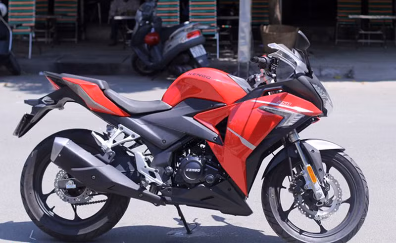 Từ ngoại hình cho đến dàn áo được thiết kế khá tương đồng với mẫu Honda CBR, điểm khác biệt lớn nhất là xe sở hữu nhiều màu sắc khác nhau cùng tem mang nhãn hiệu xe Kengo để khách hàng nhận biết.