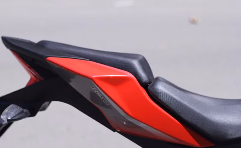 Đuôi xe thiết kế thể thao được vuốt cao với yên hai tầng dạng mềm. Tổng thể xe với dài 2.030 mm, rộng 720 mm và cao 1.120 mm.