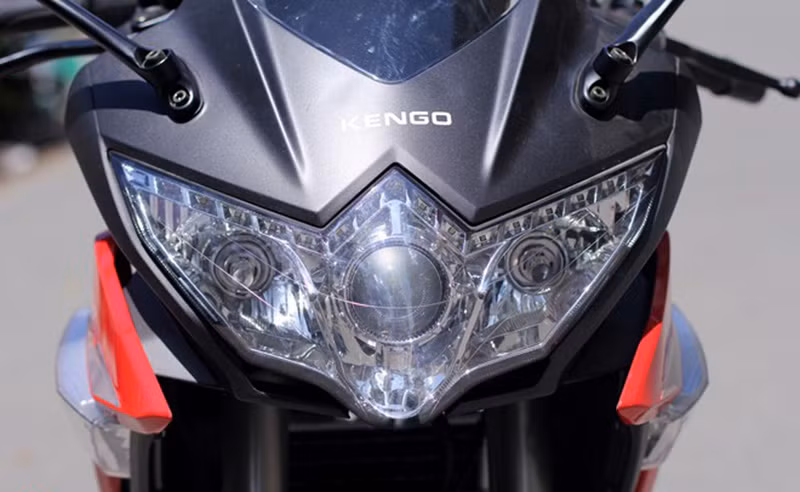 Đầu xe với dàn ốp lớn, hai gương gắn hai bên. Xe sử dụng hệ thống đèn bi-xenon ở trung tâm cùng hai bóng halogen hai bên mang phong cách thể thao. Đèn xi-nhan khá lớn hình mũi tên, chiếu sáng bằng bóng LED.