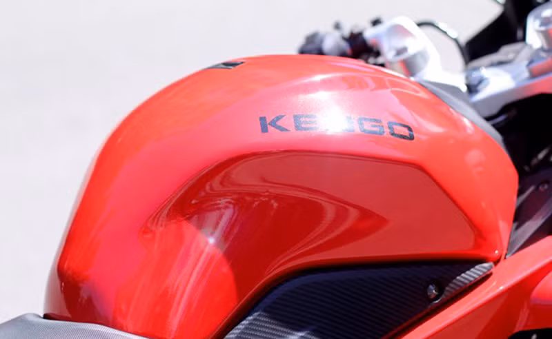 Bình xăng R250 được thiết kế đơn giản với tem Kengo dạng chữ, nẹp dưới dạng nhựa giả carbon. Bình xăng dung tích 16 lít, thiết kế hẹp bên hông tạo cảm giác không bị cấn đùi khi lái xe.