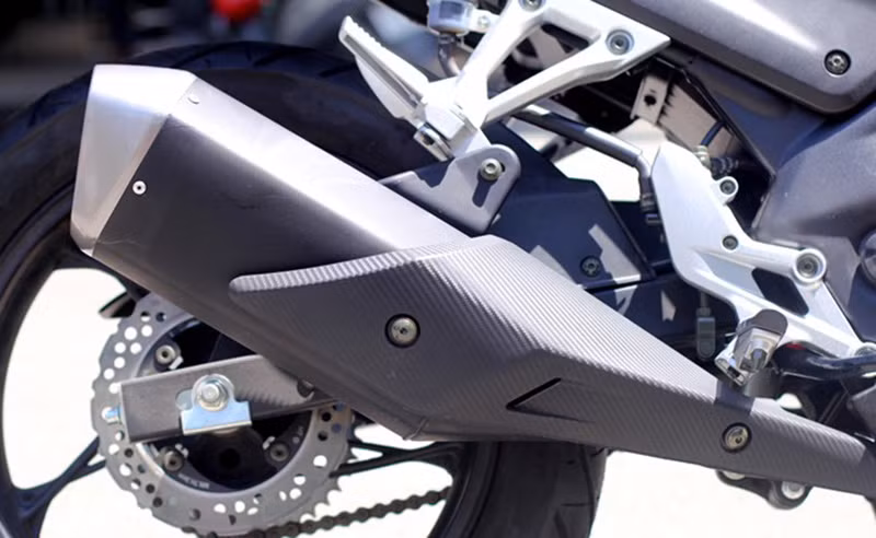 Ống xả của xe thiết kế đơn giản với dàn nhựa giả carbon ốp chống nóng. Bánh trước sử dụng phuộc up-side-down, phanh đĩa đơn 2 piston, cỡ lốp 110/70-17. Bánh sau giảm xóc monosock, phanh đĩa đơn và lốp cỡ 140/70-17.