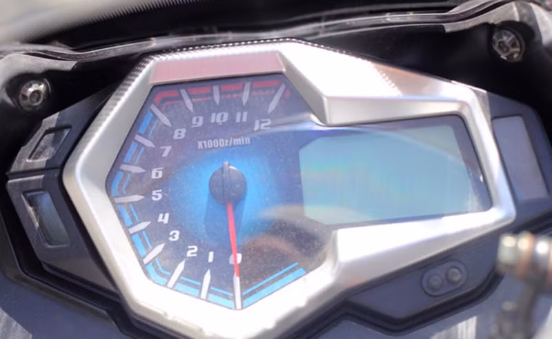 Bảng điều khiển trung tâm kết hợp giữa đồng hồ analog báo tốc độ tua máy và kỹ thuật số để hiển thị thông số vận tốc cũng như lượng xăng, mang thiết kế "hao hao" giống những chiếc xe môtô thể thao hiện nay.