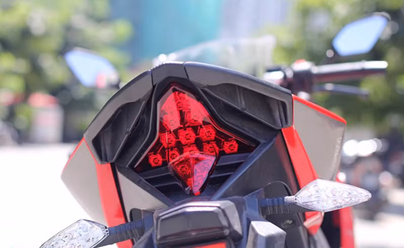 Cụm đèn hậu được thiết kế khá giống với dòng Sportbike đình đám GSX của Suzuki. Trọng lượng không tải của chiếc xe này là 143 kg.