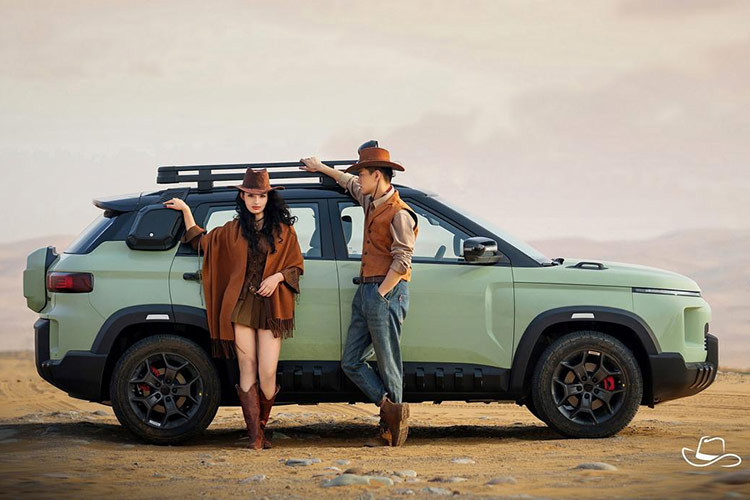 Về ngoại hình, SUV địa hình Geely Cowboy áp dụng thiết kế hộp vuông off-road thời thượng, kết hợp với lưới tản nhiệt mạnh mẽ, tấm bảo vệ phía trước, hốc bánh xe rộng, giá đỡ thiết bị off-road trên nóc với diện tích chở hàng 1,3m² và khả năng tải tối đa 50 kg, cùng "ba lô" phía sau có khu vực ngăn lưới tích hợp để chứa ô, ủng đi mưa và các vật dụng khác.