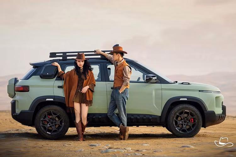 Về ngoại hình, SUV địa hình Geely Cowboy áp dụng thiết kế hộp vuông off-road thời thượng, kết hợp với lưới tản nhiệt mạnh mẽ, tấm bảo vệ phía trước, hốc bánh xe rộng, giá đỡ thiết bị off-road trên nóc với diện tích chở hàng 1,3m² và khả năng tải tối đa 50 kg, cùng "ba lô" phía sau có khu vực ngăn lưới tích hợp để chứa ô, ủng đi mưa và các vật dụng khác.