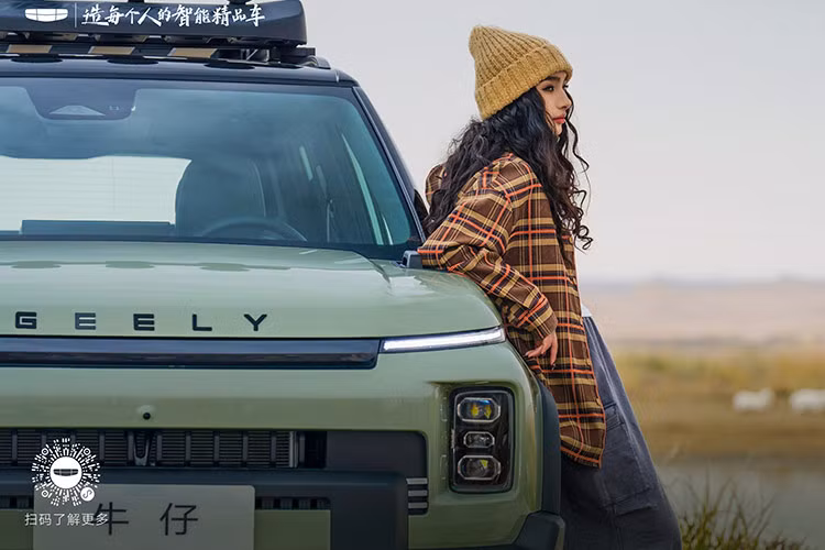 Tay nắm cửa, gương ngoại thất và logo thân xe đều được sơn đen. Xe cũng có tùy chọn lốp AT off-road 17 inch với kẹp phanh màu đỏ. Đèn pha được thiết kế theo chiều dọc với ba thấu kính LED bên trong.