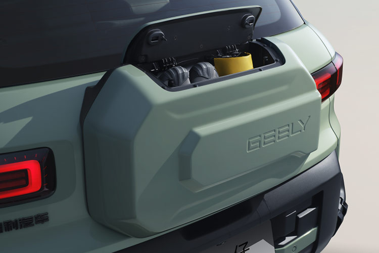 Là một chiếc SUV cỡ nhỏ, Geely Cowboy có kích thước dài/rộng/cao lần lượt là 4.442/1.860/1.770 mm và chiều dài cơ sở 2.640 mm. Diện tích khoang hành lý trên mui xe là 1,3 m2 và tải trọng tối đa là 50 kg.