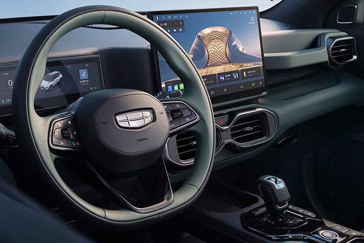 Các trang bị khác bao gồm ghế lái chỉnh điện 6 hướng, cửa gió điều hòa hàng ghế sau, đèn viền nội thất 256 màu, điều khiển từ xa qua điện thoại, các chức năng hỗ trợ lái nâng cao cấp độ 2 bao gồm hỗ trợ giữ làn đường và phanh khẩn cấp tự động, cùng 42 không gian chứa đồ trên xe.