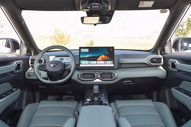 Đi vào bên trong không gian nội thất, Geely Cowboy có bảng đồng hồ LCD 8,8 inch, tay nắm phía trước ghế phụ và màn hình điều khiển trung tâm 14,6 inch độ phân giải 1920×1080, được cung cấp bởi chip chuyên dụng cho ôtô EcarX E02. Hệ điều hành được hỗ trợ bởi hệ thống Flyme Auto.