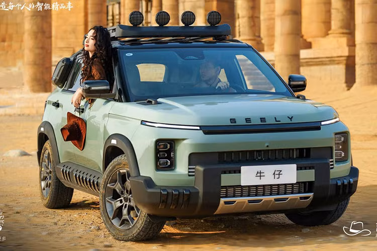 Mẫu SUV off-road hạng nhẹ đầu tiên của Geely có tên Cowboy đã bắt đầu nhận đặt hàng trước ở Triển lãm Ô tô Quảng Châu 2024 tại Trung Quốc. Được thiết kế dựa trên Geely Icon, Geely Cowboy 2025 mới đã cải thiện diện mạo của mình bằng các bộ phụ kiện địa hình.