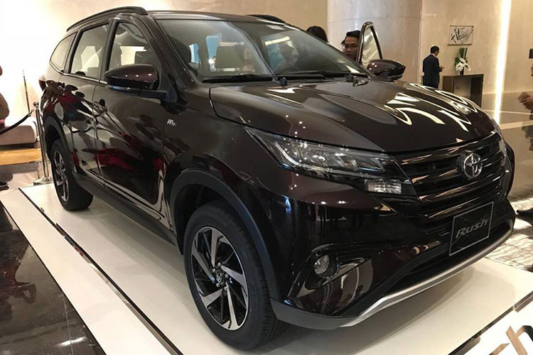 Từ hồi đầu năm nay, tin đồn về việc Toyota Việt Nam sẽ chính thức phân phối dòng SUV lai MPV 7 chỗ Rush tại Việt Nam đã được lan truyền khiến nhiều khách hàng khấp khởi mừng. Có vẻ như tin đồn cuối cùng đã trở thành sự thật khi những hình ảnh của một chiếc Toyota Rush tại Hà Nội trong dịp gặp mặt các đại lý của Toyota Việt Nam.