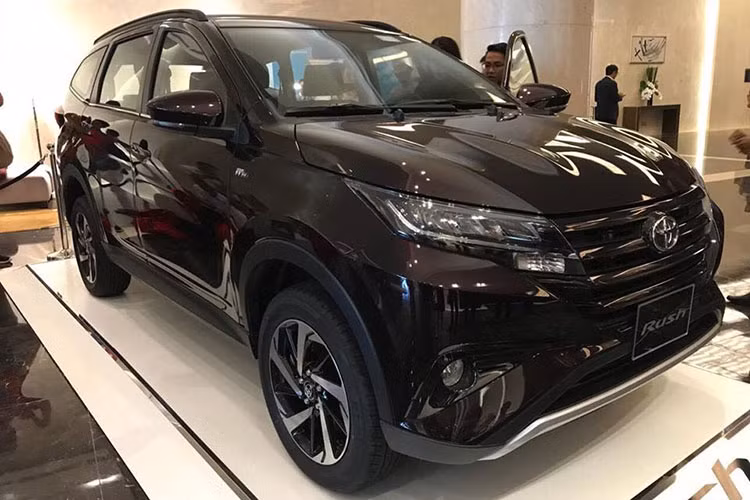 Từ hồi đầu năm nay, tin đồn về việc Toyota Việt Nam sẽ chính thức phân phối dòng SUV lai MPV 7 chỗ Rush tại Việt Nam đã được lan truyền khiến nhiều khách hàng khấp khởi mừng. Có vẻ như tin đồn cuối cùng đã trở thành sự thật khi những hình ảnh của một chiếc Toyota Rush tại Hà Nội trong dịp gặp mặt các đại lý của Toyota Việt Nam.