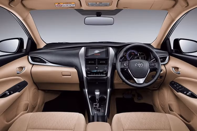 Nội thất của Toyota Vios 2018 được thiết kế rất hài hòa giữa vẻ hiện đại và bố trí phù hợp các tính năng tiện nghi cho người dùng. hững trang bị nội thất nổi bật của mẫu sedan cỡ B này bao gồm điều hòa tự động... Để đảm bảo an toàn cho người dùng, Toyota Vios 2018 được trang bị 7 túi khí, hệ thống chống bó cứng phanh ABS, phân bổ lực phanh điện tử, trợ lực phanh, hỗ trợ khởi hành ngang dốc và cân bằng điện tử.