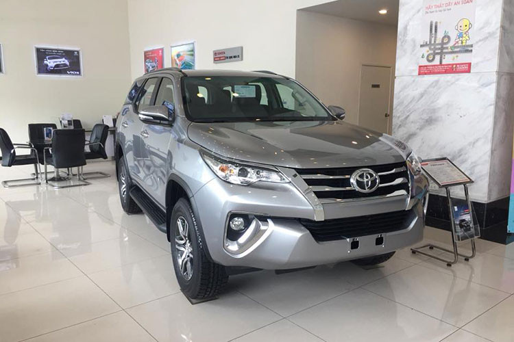 Mới đây, theo đại diện Toyota Việt Nam, lô Fortuner đầu tiên về nước trong năm 2018 sẽ cập cảng vào khoảng cuối tháng 6, được hưởng ưu đãi thuế nhập khẩu 0%. Khi đó, giá bán dự kiến mới của Toyota Fortuner 2018 có thể sẽ giảm tối đa khoảng 14% so với trước đây, giúp cho phiên bản thấp nhất của mẫu xe này sẽ có giá bán chỉ khoảng 850 triệu đồng.