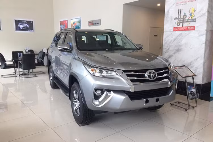 Mới đây, theo đại diện Toyota Việt Nam, lô Fortuner đầu tiên về nước trong năm 2018 sẽ cập cảng vào khoảng cuối tháng 6, được hưởng ưu đãi thuế nhập khẩu 0%. Khi đó, giá bán dự kiến mới của Toyota Fortuner 2018 có thể sẽ giảm tối đa khoảng 14% so với trước đây, giúp cho phiên bản thấp nhất của mẫu xe này sẽ có giá bán chỉ khoảng 850 triệu đồng.