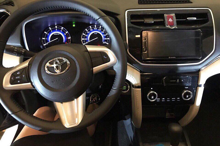 Các kích thước cơ bản của Toyota Rush tại Việt Nam bao gồm chiều dài tổng thể 4.435 mm và rộng 1.695 mm. Các trang bị nổi bật của xe bao gồm đèn pha LED, mở cửa không cần chìa khóa, nút bấm khởi động máy, camera lùi và dàn âm thanh 8 loa. Bản thấp của Toyota Rush 2018 chỉ có hệ thống điều hòa chỉnh tay với chức năng nhớ vị trí...