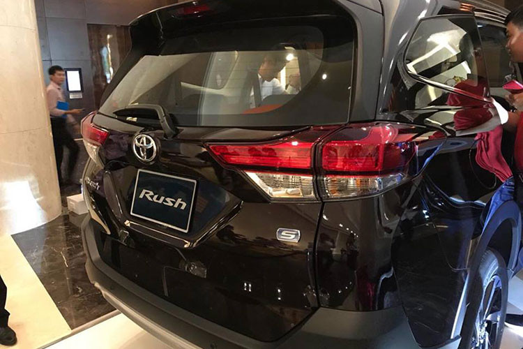 Toyota Rush dùng động cơ xăng 4 xi-lanh, Dual VVT-i, DOHC, dung tích 1,5 lít, tạo ra công suất tối đa 104 mã lực tại tua máy 6.000 vòng/phút và mô-men xoắn cực đại 136 Nm tại tua máy 4.200 vòng/phút. Động cơ kết hợp với hộp số sàn 5 cấp và tự động 4 cấp. Trang bị an toàn với 6 túi khí, hệ thống cân bằng điện tử, hệ thống chống bó cứng phanh ABS,...