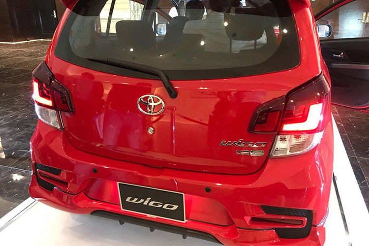 Phiên bản Toyota Wigo tại Việt Nam sở hữu động cơ 1KR-FE, 3 xy lanh, 12 van phun xăng điện tử, dung tích 1.0 L. Công suất 65 mã lực tại vòng tua 6.000 rpm và mô-men xoắn cực đại 89 Nm tại 4.400 rpm. Phiên bản cao nhất của xe sẽ được trang bị hộp số tự động 4 cấp, trong khi các bản còn lại dùng hộp số sàn 5 cấp. Dòng xe này chỉ có duy nhất lựa chọn hệ dẫn động cầu trước.