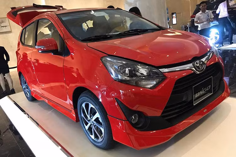 Toyota Wigo là mẫu xe nhập khẩu giá rẻ cuối cùng trong gia đình xe nhập khẩu của Toyota về Việt Nam trong tháng 7/2018. Xe sở hữu chiều dài 3.600 mm, rộng 1.600 mm, cao 1.520 mm. Phần đầu xe của Wigo thiết kế khá ấn tượng với đèn pha project, chóa đèn màu khói và tích hợp đèn LED chạy ban ngày cùng nhiều chi tiết khác biệt so với các đối thủ.