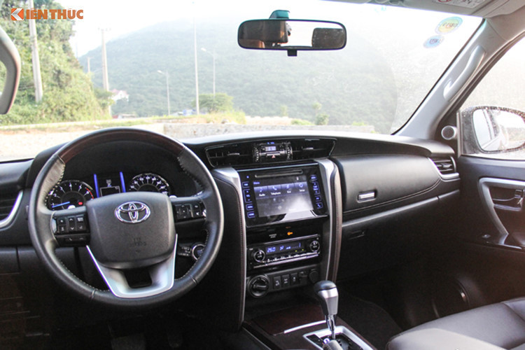 Cụ thể, Toyota Fortuner 2018 mới phiên bản máy dầu 2.5L số sàn sẽ có giá bán dự kiến khoảng 850 triệu đồng, giảm khoảng 131 triệu đồng so với trước kia. Tương tự giá bán 2 phiên bản số tự động máy xăng 1 cầu và 2 cầu sẽ lần lượt rơi vào khoảng 950 triệu đồng và 1,125 tỷ đồng, giảm từ 183 – 199 triệu đồng so với trước đây.