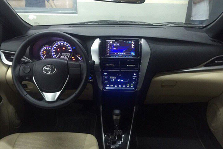 Bên trong nội thất xe có những trang bị nổi bật như vô lăng bọc da, tích hợp phím chức năng và lẫy chuyển số thể thao, cụm đồng hồ Optitron, đầu đĩa CD/MP3, nút bấm khởi động máy, cổng USB/AUX, hệ thống kết nối Bluetooth, màn hình LCD chỉnh điều hòa, mở cửa không cần chìa khóa cũng như ghế sau gập 60:40.