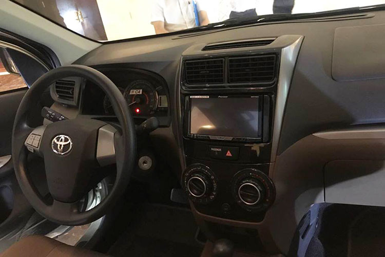 Ngoại hình Toyota Avanza sở hữu các đèn pha nhỏ hơn. Thân xe được chạm khắc mạnh mẽ với các đường cắt bắt đầu từ bộ phận chống trước chạy liền mạch về phía sau. Bên trong là một nội thất màu đen / nâu hoặc đen / xám, tùy thuộc vào biến thể, cho chiếc xe một cái nhìn sang trọng. Ngay cả khi khởi hành, có thể thêm không gian hành lý bằng cách gấp lại ghế sau 50:50. Avanza có 6 màu khi bán ra thị trường.