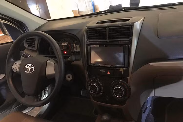 Ngoại hình Toyota Avanza sở hữu các đèn pha nhỏ hơn. Thân xe được chạm khắc mạnh mẽ với các đường cắt bắt đầu từ bộ phận chống trước chạy liền mạch về phía sau. Bên trong là một nội thất màu đen / nâu hoặc đen / xám, tùy thuộc vào biến thể, cho chiếc xe một cái nhìn sang trọng. Ngay cả khi khởi hành, có thể thêm không gian hành lý bằng cách gấp lại ghế sau 50:50. Avanza có 6 màu khi bán ra thị trường.