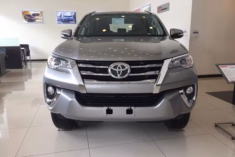 Với giá bán mới công bố này, Toyota Fortuner được đánh giá sẽ tiếp tục là mẫu SUV không có đối thủ cạnh tranh về doanh số tại Việt Nam. Được biết, các phiên bản mới được nhập khẩu về không có nhiều thay đổi ở mặt hình thức cũng như nội thất và vận hành. Nó chỉ được trang bị thêm một số chi tiết bên ngoài ngoại thất.