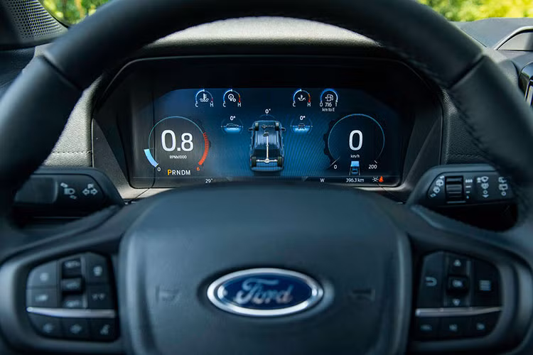 Xe dễ dàng chinh phục những cung đường địa hình với hộp chuyển lực hai cấp số với tính năng gài cầu điện tử, hay còn được gọi là hệ thống 4WD bán thời gian, các trang bị bảo vệ gầm xe và các chế độ lái địa hình có thể lựa chọn, cộng với khóa vi sai cầu sau và hai móc kéo phía trước.