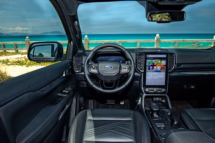 Với hệ thống hỗ trợ đỗ xe tựđộng 2.0 mới, bạn chỉ cần ấn một nút, Everest sẽ tự đỗ vào các điểm đỗ song song hoặc vuông góc. Ngoài ra, xe còn được trang bị Hỗ trợ phanh sau va chạm cùng hệ thống đèn LED Ma trận với đèn pha chống chói. Tất cả các phiên bản của Everest 2023 đều được trang bị 7 túi khí.