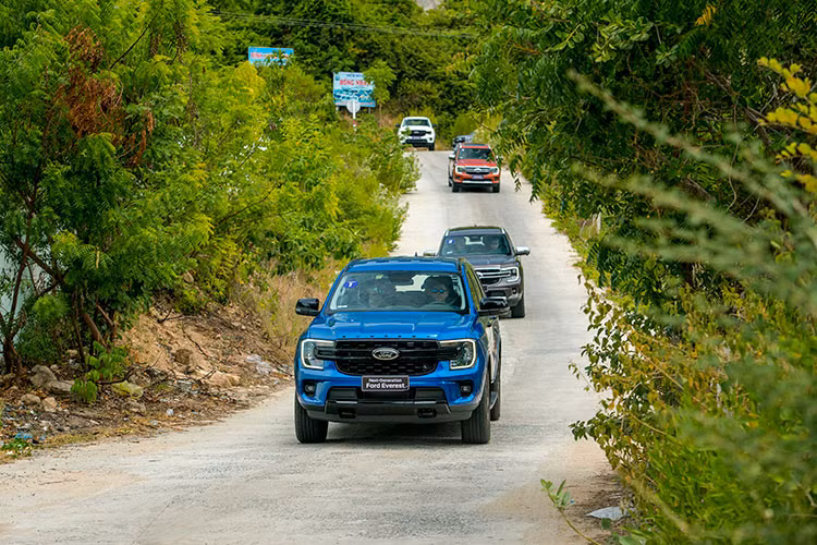 Bộ công nghệ hỗ trợ người lái của Everest thế hệ mới được thiết kế để giảm bớt sự căng thẳng khi lái xe và giúp người lái tập trung vào con đường phía trước. Trên phiên bản Titanium+ cao cấp nhất hiện nay ở Việt Nam, các tính năng an toàn vượt trội bao gồm: Hệ thống cảnh báo điểm mù (BLIS) với tính năngcảnh báo phương tiện cắt ngangvới tính năng quan sát điểm mù (BLIS)...