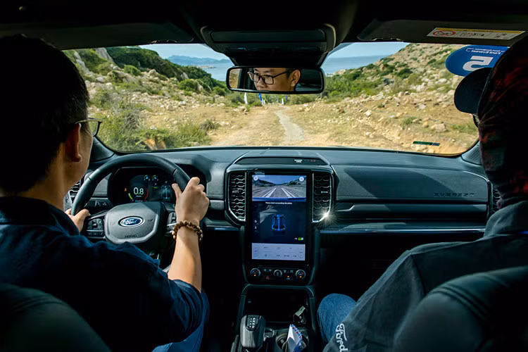 Về khả năng vận hành và cảm giác lái, phiên bản mới được cải thiện những đặc tính vốn đã vượt trội của Everest - để khách hàng có thể cảm thấy tự tin và thoải mái khi điều khiển chiếc xe của mình trên những cung đường off-road hoặc đô thị...