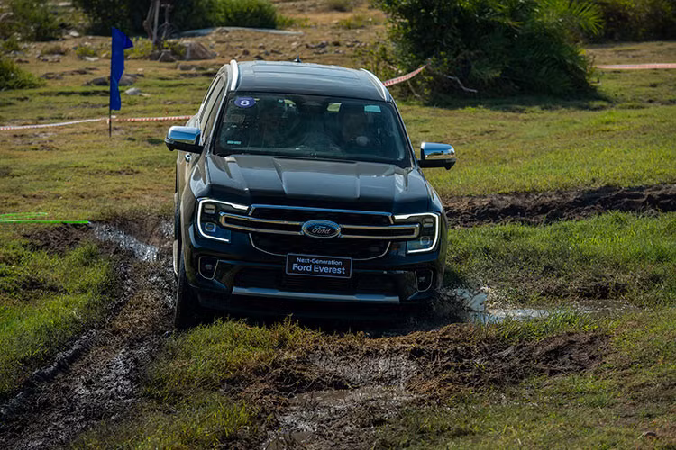Everest thế hệ mới được trang bị màn hình công tơ mét kỹ thuật số và màn hình trung tâm giải trí đều ở kích thước lớn TFT 12 inch cho phiên bản Titanium+. Các phiên bản còn lại có màn hình công tơ mét kỹ thuật số 8 inch cùng với màn hình giải trí cảm ứng 10 inch. Màn hình trung tâm TFT 12 inch còn được kết nối với hệ thống camera 360 độ, có tính năng chia màn hình...