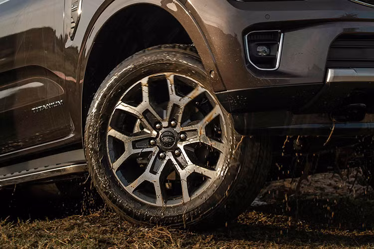 Tất cả các phiên bản đều được trang bị đế sạc điện thoại không dây. Bản Titanium+ có cần số điện tử bọc da và tính năng phanh tay điện tử. Ghế lái có khả năng chỉnh điện 8 hướng. Hàng ghế thứ 2 có thể trượt xa hơn về phía trước. Mọi hành khách trên xe đều có nơi để chứa đồ dùng của họ, và có thể sạc các thiết bị nhờ vào cổng sạc điện ở cả 3 hàng ghế...