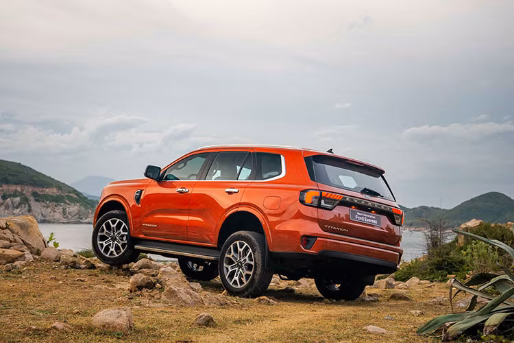 Các phiên bản Ambiente, Sport, Titanium sử dụng động cơ diesel 2.0L turbo đơn, đi kèm hộp số tự động 6 cấp. Động cơ 2.0L turbo đơn có công suất 170PS ở 3500 vòng/phút, và mô men xoắn cực đại 405Nm ở dải vòng tua 1750 – 2500 vòng/phút.