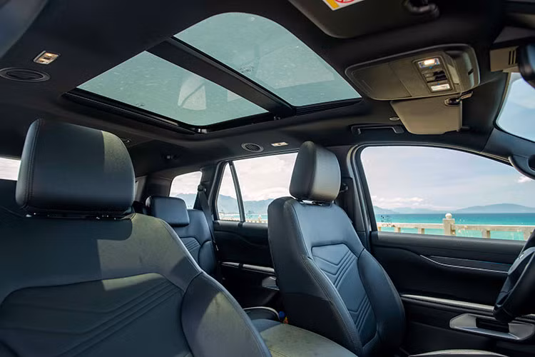 Everest thế hệ mới có 6 chế độ quản lý địa hình giúp các chuyên gia off-road và cả những người lần đầu phiêu lưu tự tin trải nghiệm mọi cung đường. Ngoài ra, xe cũng được tăng cường về khả năng lội nước lên đến 800mm và có thanh giá nóc giúp tăng khả năng chuyên chở đồ đạc như xe đạp, ca-nô, thùng chứa đồ hoặc lều gắn nóc xe.