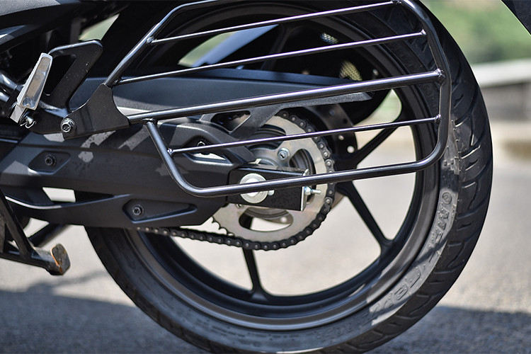 Đáng chú ý trên mẫu xe này là những tấm ốp thân xe phía trên động cơ dạng mang cá như hốc hút gió được thiết kế khá mạnh mẽ, nhưng nó cũng khiến cho chiếc xe môtô cỡ nhỏ này trở nên cồng kềnh. Hai bên ốp bình xăng của xe còn đi kèm lo go chữ S viết tắt của thương hiệu Suzuki cùng tên xe phía dưới. 