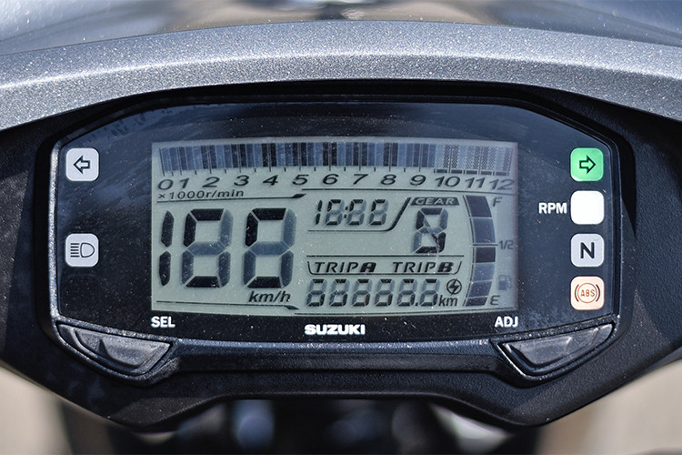 Tay lái của xe thiết kế khá cao khiến người sử dụng hơi phải rướn người về phía trước mỗi khi cầm lái. Trước mặt người lái xuất hiện bảng đồng hồ kỹ thuật số mượn từ Gixxer 155, các nút bấm điều khiển trên xe bố trí đơn giản dễ dàng sử dụng ngay lần cầm lái đầu tiên.