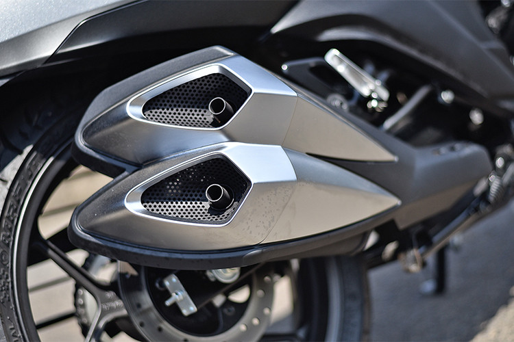 Suzuki Intruder 150 2018 được trang bị hệ thống ống xả kép mang phong cách Kawasaki Z1000 càng khiến cho mẫu môtô cỡ nhỏ này trở nên bệ vệ và hoành tráng hơn so với phân khối thực của nó. Ở bên dưới lớp vỏ, Intruder 150 sẽ chia sẻ chung nền tảng với chiếc naked-bike Gixxer 150 đang được bán tại thị trường Ấn Độ.