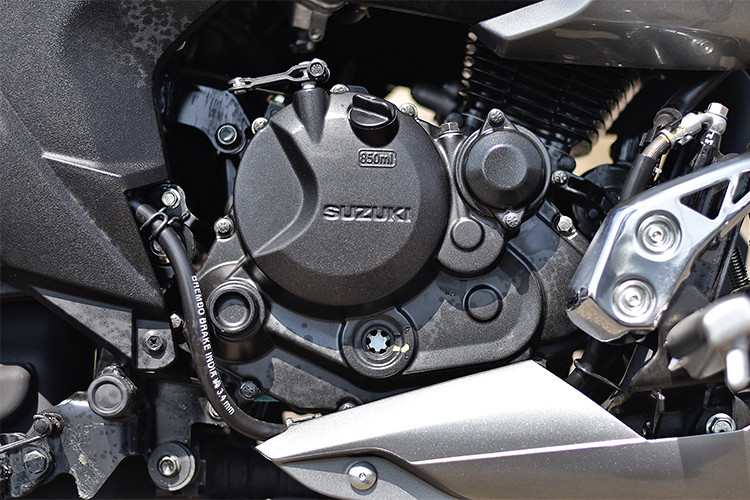 Intruder 150 FI được trang bị tính năng phun nhiên liệu tiên tiến (Suzuki Advanced Fuel Injection Technology) với 6 cảm biến hỗ trợ việc tính toán và tối ưu lượng nhiên liệu giúp việc đốt cháy diễn ra triệt để hơn. Đồng thời, mang lại độ nhạy tay ga tốt hơn trên toàn dải tua. Ngoài ra, công nghệ mới còn giúp xe dễ dàng khởi động ngay cả khi động cơ còn lạnh.