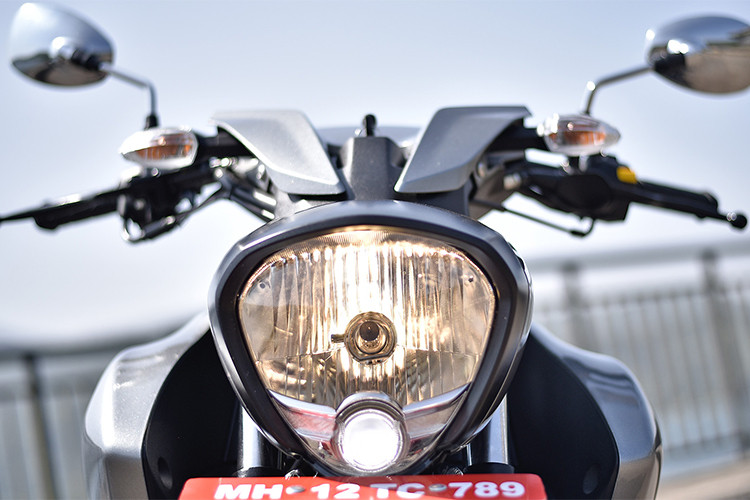 Phần đầu của xe được trang bị đèn pha hình tam giác nhô ra phía trước với đèn pha halogen kèm đèn định vị, cặp xi nhan trước của xe thiết kế cao hẳn lên sát tay lái. Pad biển số phía trước đặt cao ngay phía dưới đèn pha.