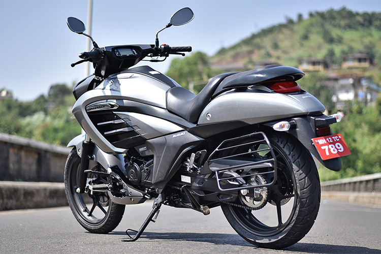 Ngoài ra, phiên bản FI được công bố có mức công suất tương đương với phiên bản sử dụng chế hòa khí. Khối động cơ xy-lanh đơn dung tích 154.9 cc, trục cam đơn, làm mát bằng gió cho công suất khoảng 14,6 mã lực tại vòng tua 8.000 vòng/phút và mô-men xoắn cực đại 14 Nm tại vòng tua 6.000 vòng/phút. Sử dụng cùng số côn tay 5 cấp.