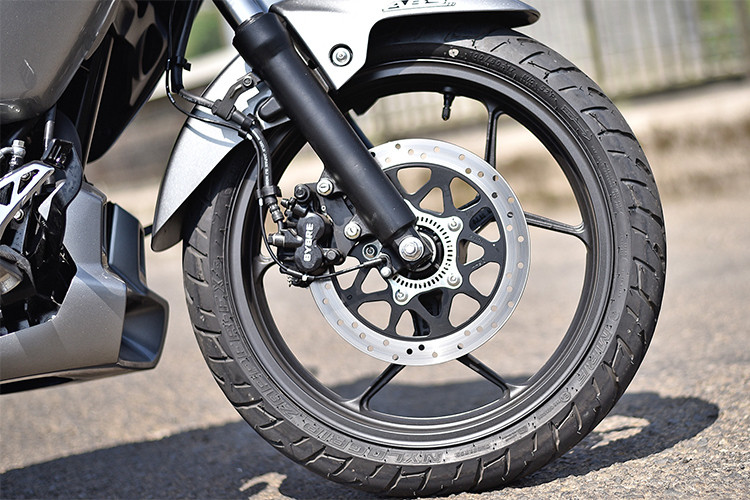 Lực hãm của xe bắt nguồn từ phanh đĩa trên cả 2 bánh trong khi hệ thống chống bó cứng phanh ABS tiêu chuẩn chỉ có trên 1 bánh phía trước. Bộ vành của Intruder 150 thiết kế dạng chữ Y có đường kính 17 inch, nằm trong lốp không săm với kích thước 100/80-17 trước và 140/60R-17 sau.