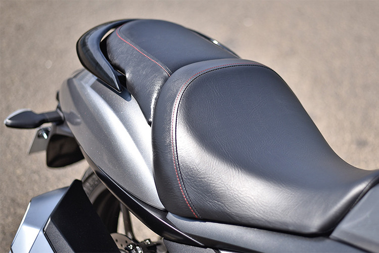 Yên xe dạng đôi khá thoải mái và được thiết kế liền mạch - phía trước người lái được hạ thấp, phía sau nhô cao. Tay xách phía sau xe khá lạ mắt được sơn màu đen, to bản. Cụm đèn hậu dạng khuyết được trang bị đèn led, xi nhan sau hạ thấp xuống sát với pad biển số.