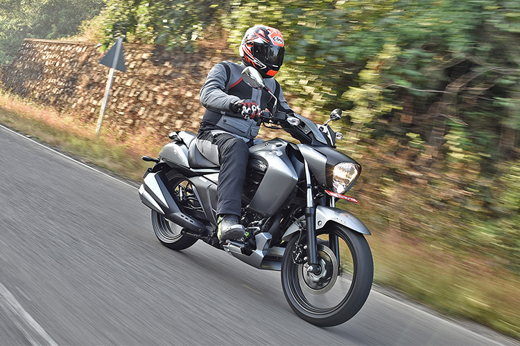 Suzuki sẽ cho lên kệ những phiên bản màu Metallic Oort/Metallic Matt Black No 2 và Glass Sparkle Black/Metallic Matt Titanium Silver. Tại thị trường Ấn Độ, mẫu xe môtô bình dân nhà Suzuki sẽ có giá khoảng 106.896 INR (tương đương khoảng 1.620 USD hay 37 triệu đồng).