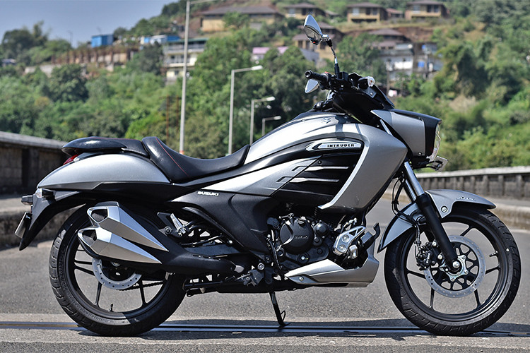 Các kích thước cơ bản của Suzuki Intruder 150 bao gồm chiều dài tổng thể 2.130 mm, rộng 805 mm, cao 1.095 mm và chiều dài cơ sở 1.405 mm. Thêm vào đó là chiều cao gầm 170 mm, trọng lượng 148 kg và bình xăng 14 lít. Với chiều cao yên chỉ 740 mm được cho là khá dễ dàng sử dụng, đặc biệt cho các khách hàng trẻ tuổi Châu Á.