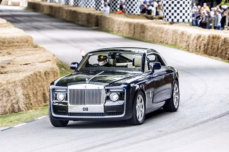 Mẫu Rolls-Royce Sweptail sẽ chỉ có một chiếc duy nhất được sản xuất trên toàn thế giới và mức giá của nó cũng không hề dễ chịu - lên tới 13 triệu USD (khoảng gần 300 tỷ đồng). Như vậy với mức giá này, chắc chắn nó sẽ khiến nhiều người phải đi từ giật mình đến ngỡ ngàng khó tin vì với số tiền này có thể mua được nhiều chiếc Rolls-Royce Phantom mới.
